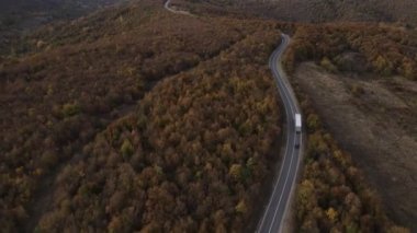 Sonbahar günü Sırbistan 'ın Tresibaba Knjazevac Dağı' ndaki dağ sırasındaki ağaçlar ve ormanlar boyunca giden yol kamyonundaki hava aracı görüntüsü