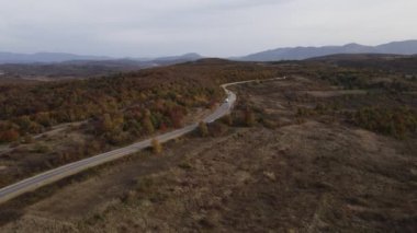 Sonbahar günü Sırbistan 'ın Tresibaba Knjazevac Dağı' ndaki dağ sırasındaki ağaçlar ve ormanlar boyunca giden yol kamyonundaki hava aracı görüntüsü