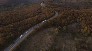 Sonbahar günü Sırbistan 'ın Tresibaba Knjazevac Dağı' ndaki dağ sırasındaki ağaçlar ve ormanlar boyunca giden yol kamyonundaki hava aracı görüntüsü
