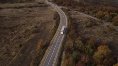 Sonbahar günü Sırbistan 'ın Tresibaba Knjazevac Dağı' ndaki dağ sırasındaki ağaçlar ve ormanlar boyunca giden yol kamyonundaki hava aracı görüntüsü