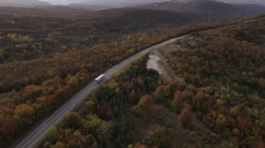 Sonbahar günü Sırbistan 'ın Tresibaba Knjazevac Dağı' ndaki dağ sırasındaki ağaçlar ve ormanlar boyunca giden yol kamyonundaki hava aracı görüntüsü
