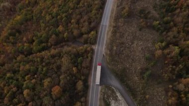 Sonbahar günü Sırbistan 'ın Tresibaba Knjazevac Dağı' ndaki dağ sırasındaki ağaçlar ve ormanlar boyunca giden yol kamyonundaki hava aracı görüntüsü