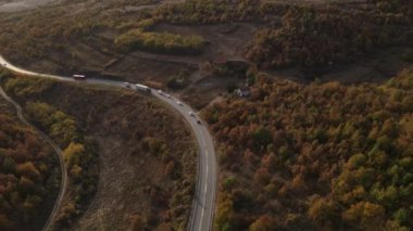 Sonbahar günü Sırbistan 'ın Tresibaba Knjazevac Dağı' ndaki dağ sırasındaki ağaçlar ve ormanlar boyunca giden yol kamyonundaki hava aracı görüntüsü