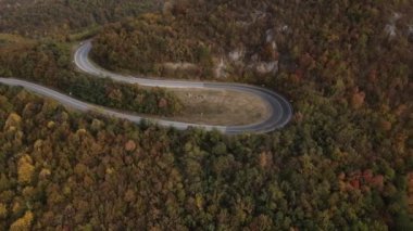 İHA hava manzaralı boş asfalt yolu sonbahar günü sıradağlarda