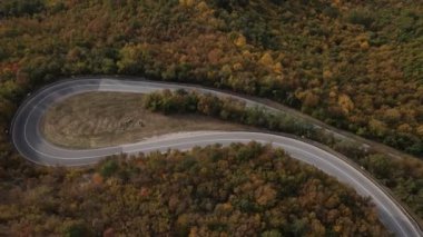 İHA hava manzaralı boş asfalt yolu sonbahar günü sıradağlarda