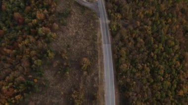 İHA hava manzaralı boş asfalt yolu sonbahar günü sıradağlarda