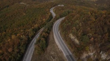İHA hava manzaralı boş asfalt yolu sonbahar günü sıradağlarda