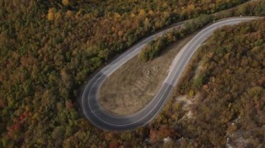 İHA hava manzaralı boş asfalt yolu sonbahar günü sıradağlarda