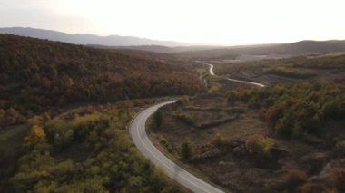 İHA hava manzaralı boş asfalt yolu sonbahar günü sıradağlarda