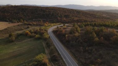 İHA hava manzaralı boş asfalt yolu sonbahar günü sıradağlarda