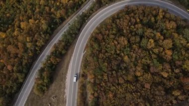 Sonbaharda Eğri Dağ asfalt yolunda Hava Aracı Görünümü Minibüsü