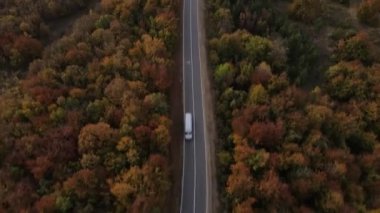Sonbaharda Eğri Dağ asfalt yolunda Hava Aracı Görünümü Minibüsü