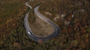 Sonbaharda Eğri Dağ asfalt yolunda Hava Aracı Görünümü Minibüsü