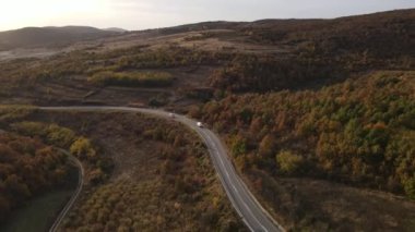 Sonbaharda Eğri Dağ asfalt yolunda Hava Aracı Görünümü Minibüsü