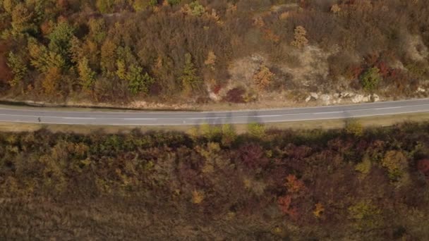 Drönare Antenn Utsikt Tom Asfalt Väg Höst Dag Bergskedjan — Stockvideo