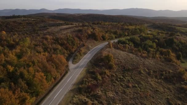 Vista Aérea Del Dron Camino Asfalto Vacío Día Otoño Cordillera — Vídeo de stock