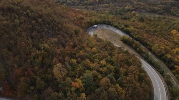 Drone Aéreo Vista Van Driving Curvy Mountain Asphalt Road Outono — Vídeo de Stock
