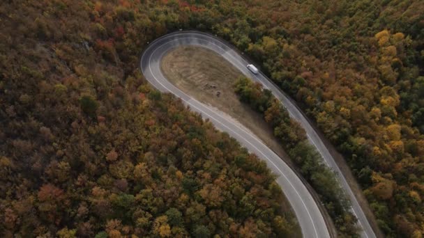 空中无人机观景面包车在柯维山沥青路行驶 — 图库视频影像