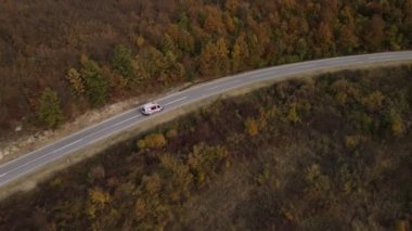 Sonbaharda Eğri Dağ asfalt yolunda Hava Aracı Görünümü Minibüsü