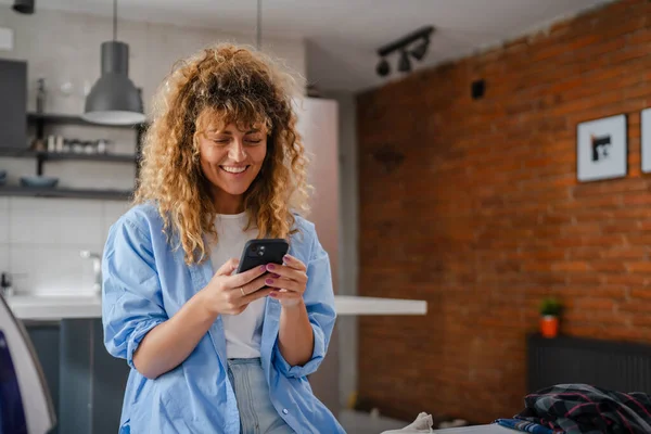 여성은 프로그램을 사용하여 집에서 Sms 이메일 알림을받습니다 온라인 행복한 — 스톡 사진