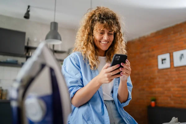 Yetişkin Kadın Cep Telefonu Uygulaması Kullanıyor Evde Internet Bankacılığı Mutlu — Stok fotoğraf