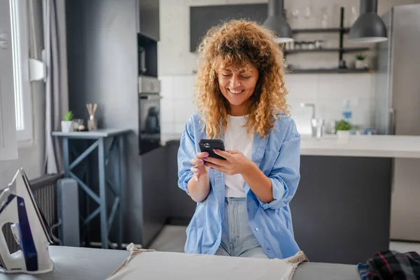 Yetişkin Kadın Cep Telefonu Uygulaması Kullanıyor Evde Internet Bankacılığı Mutlu — Stok fotoğraf