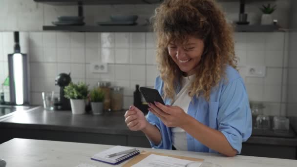 Felnőtt Használja Mobiltelefon App Alkalmazás Kap Sms Mail Értesítést Otthon — Stock videók