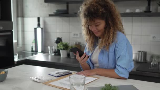 Felnőtt Használja Mobiltelefon App Alkalmazás Kap Sms Mail Értesítést Otthon — Stock videók