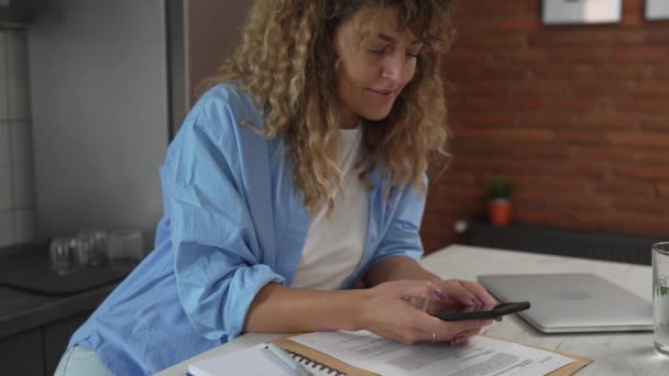 Vuxen Kvinna Använder Mobiltelefon App Ansökan Får Sms Postmeddelande Hemma — Stockvideo