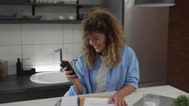여성은 프로그램을 사용하여 집에서 Sms 이메일 알림을받습니다 온라인 행복한 — 비디오