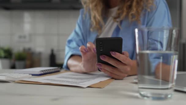 Mulher Adulta Usar Aplicativo Aplicativo Telefone Móvel Receber Sms Notificação — Vídeo de Stock