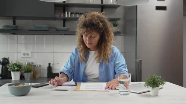 Wanita Kulit Putih Rumah Menggunakan Kalkulator Untuk Menghitung Biaya Dan — Stok Video