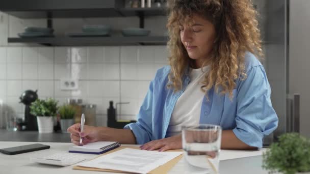 Blanke Vrouw Thuis Gebruik Calculator Kosten Belastingen Berekenen — Stockvideo