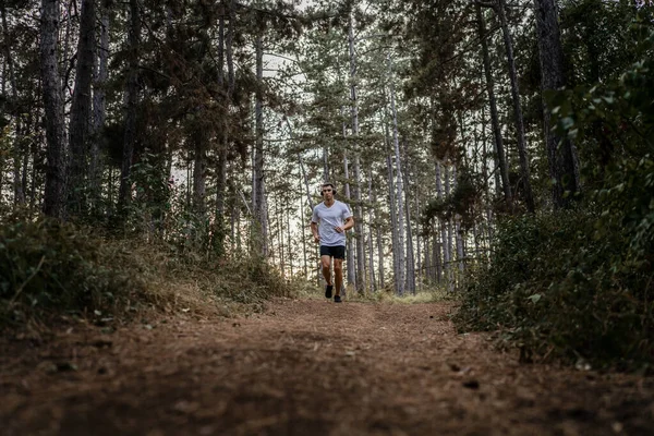 Hombre Joven Atleta Masculino Caucásico Corriendo Través Los Bosques Naturaleza —  Fotos de Stock