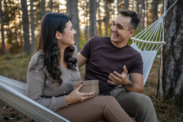 两个年轻人坐在自然森林公园里庆祝爱情真人真事人抄袭空间的时候 高加索男人和女人的男女朋友或丈夫和妻子送给礼品盒 — 图库照片