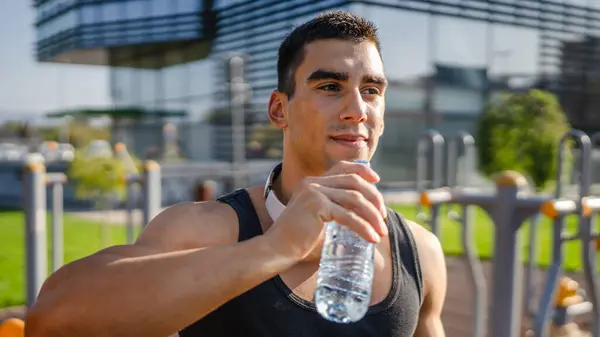 Jeden Muž Kavkazský Sportovec Držet Plastové Láhve Vody Otevření Připravit — Stock fotografie