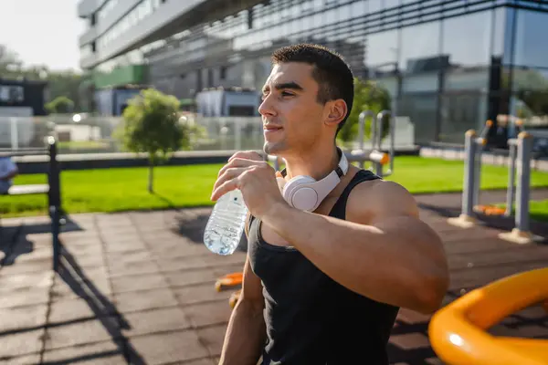 Один Кавказский Спортсмен Держит Пластиковую Бутылку Водой Готовится Питью Время — стоковое фото
