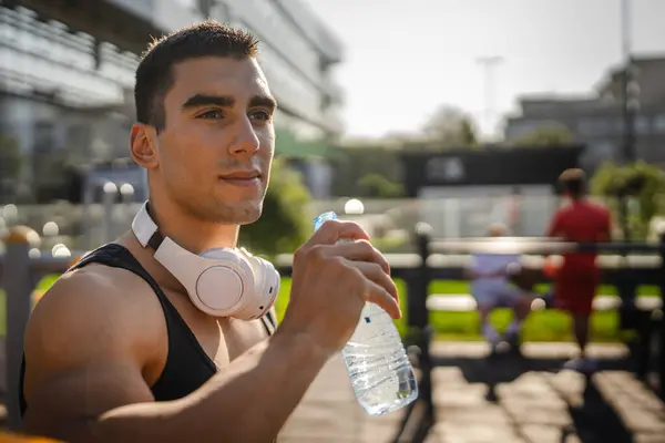 Jeden Muž Kavkazský Sportovec Držet Plastové Láhve Vody Otevření Připravit — Stock fotografie