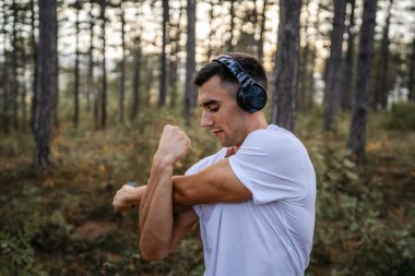 Bir erkek beyaz erkek sporcu ormanda doğada koşuyor ya da sonbaharda ya da yaz günlerinde spor yapıyor spor yapıyor spor yapıyor sağlıklı yaşam tarzı kavramı gerçek insanlar mekanı kopyalıyor.