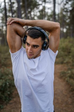 Bir erkek beyaz erkek sporcu ormanda doğada koşuyor ya da sonbaharda ya da yaz günlerinde spor yapıyor spor yapıyor spor yapıyor sağlıklı yaşam tarzı kavramı gerçek insanlar mekanı kopyalıyor.