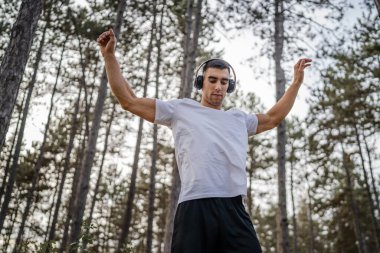 Bir erkek beyaz erkek sporcu ormanda doğada koşuyor ya da sonbaharda ya da yaz günlerinde spor yapıyor spor yapıyor spor yapıyor sağlıklı yaşam tarzı kavramı gerçek insanlar mekanı kopyalıyor.