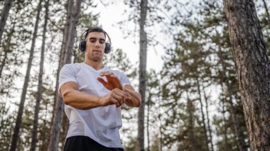 Bir erkek beyaz erkek sporcu ormanda doğada koşuyor ya da sonbaharda ya da yaz günlerinde spor yapıyor spor yapıyor spor yapıyor sağlıklı yaşam tarzı kavramı gerçek insanlar mekanı kopyalıyor.