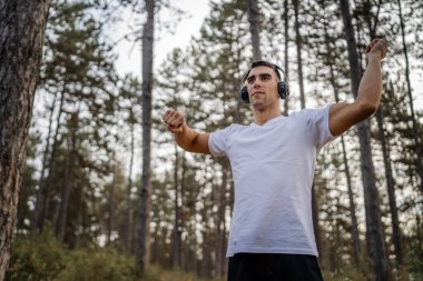 Bir erkek beyaz erkek sporcu ormanda doğada koşuyor ya da sonbaharda ya da yaz günlerinde spor yapıyor spor yapıyor spor yapıyor sağlıklı yaşam tarzı kavramı gerçek insanlar mekanı kopyalıyor.
