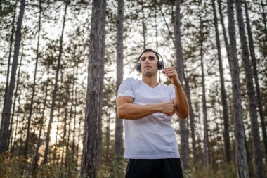 Bir erkek beyaz erkek sporcu ormanda doğada koşuyor ya da sonbaharda ya da yaz günlerinde spor yapıyor spor yapıyor spor yapıyor sağlıklı yaşam tarzı kavramı gerçek insanlar mekanı kopyalıyor.