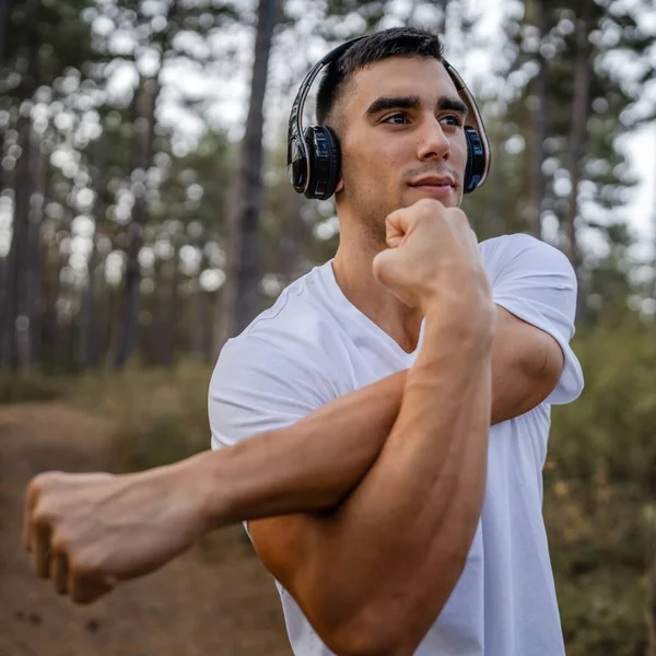 Jeden Muž Mladý Kavkazský Muž Atlet Úsek Lese Přírodě Venkovní — Stock fotografie