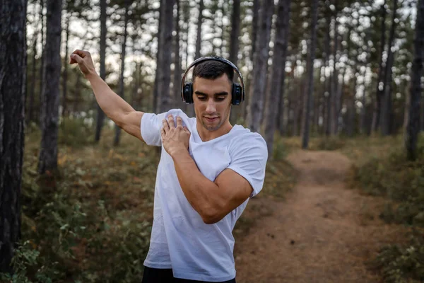 Bir erkek beyaz erkek sporcu ormanda doğada koşuyor ya da sonbaharda ya da yaz günlerinde spor yapıyor spor yapıyor spor yapıyor sağlıklı yaşam tarzı kavramı gerçek insanlar mekanı kopyalıyor.