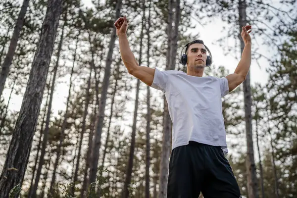 Homme Jeune Athlète Homme Caucasien Étirement Dans Les Bois Dans — Photo
