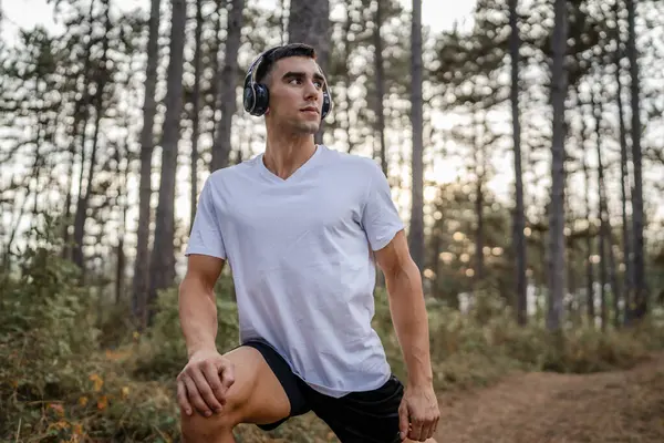 Hombre Joven Atleta Masculino Caucásico Estirar Bosque Naturaleza Trotar Aire — Foto de Stock