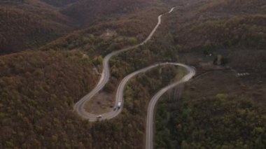 Sonbahar günü Sırbistan 'ın Tresibaba Knjazevac Dağı' ndaki dağ sırasındaki ağaçlar ve ormanlar boyunca giden yol kamyonundaki hava aracı görüntüsü