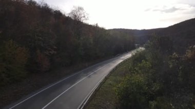 Sonbahar günü Sırbistan 'ın Tresibaba Knjazevac Dağı' ndaki dağ sırasındaki ağaçlar ve ormanlar boyunca giden yol kamyonundaki hava aracı görüntüsü